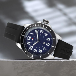 Men Navy Blue Analogue Watch